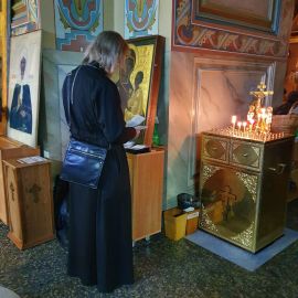 Отец Виктор читает поданные ему в поездку записки в Боголюбово Паломническая поездка Боголюбово — Муром — Дивеево. 11-17.10.2019 г.